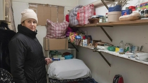 Iulia, o badantă din Italia, doarme în beci deorece chiriașa din apartamentul ei refuză să plece. Cum a ajuns în situația asta