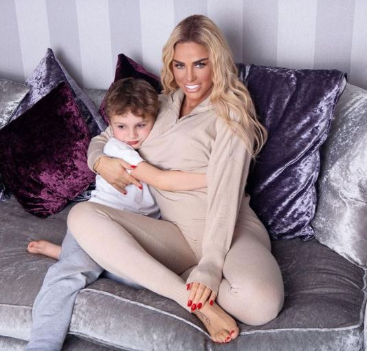 Katie Price a evitat să vorbească despre cea de-a șasea sarcină: “M-am îngrășat. Oricine poate specula ce îi place”