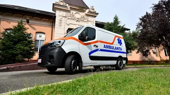 Cum ar fi căzut de la etajul doi fetița din Oradea. Filmul tragediei: micuța plângea, părinții dormeau și vecinii fac acuzații serioase