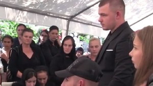 A fost înmormântată în rochie de mireasă! Iubitul a condus-o pe ultimul drum îmbrăcat în costum de mire