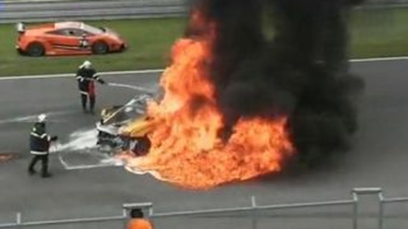 VIDEO Accident groaznic la Brno: un pilot a fost salvat din flacari de un alt concurent!