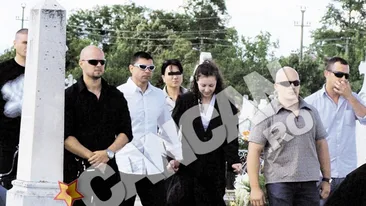 Carmen Bejan, consolata doua ore de sotul ei, Claudiu Satran, in cimitirul catolic din Pecica. Au stat ca doi porumbei la inmormantarea fiicei lor