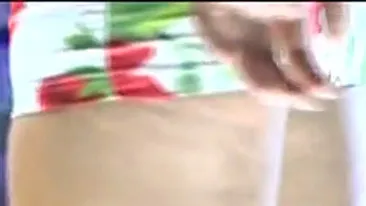 VIDEO Uite ce vedeta s-a afisat in public neepilata si plina de celulita! Pont: E o cunoscuta cantareata