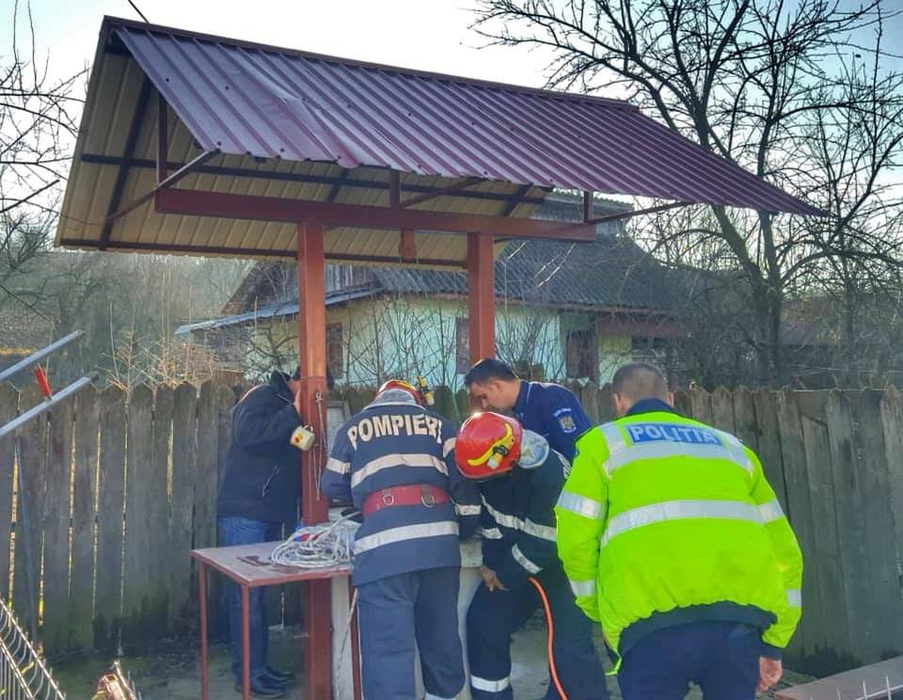 A căzut într-o fântână și a fost salvată ca printr-o minune. Un vecin i-a auzit strigătele și a sunat la 112