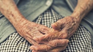 Situație halucinantă în Bihor. O femeie de 76 de ani a „înviat”, după ce a fost așezată în sicriu