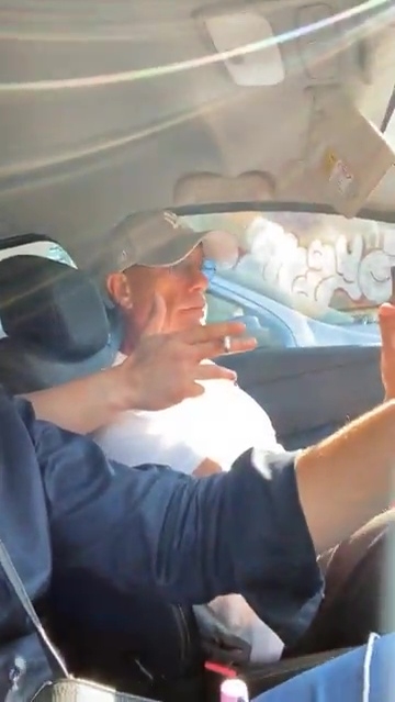 Van Damme ascultă manele în mașină, alături de un grup de clujeni / Sursă foto: captură video Facebook