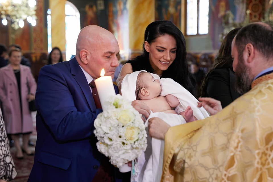 Justinian Radu si sotia lui au crestinat un copilaș