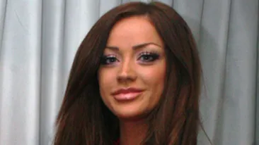 Nimeni nu a vazut fotografia asta! Bianca Dragusanu avea vreo 25 de ani si poza provocator! Era extrem de plata in zona bustului