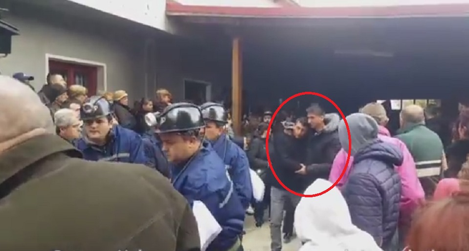 VIDEO / Condus pe ultimul drum cu lacrimi amare! Gestul emoţionant făcut de ortaci pentru minerul înmormântat chiar de ziua lui