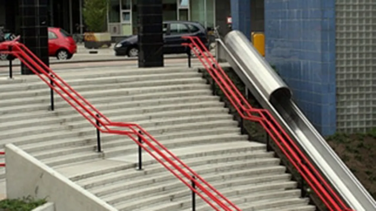 Uita de scara rulanta! Acesta este cel mai rapid mod de a cobori! Vezi ce au inventat olandezii pentru a ajunge pe peronul unei gari!