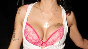 Amy Winehouse, internata in spital din cauza silicoanelor