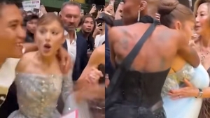 Ariana Grande, agresată de un fan în Singapore, la premiera noului ei film. Bărbatul nu se află la prima abatere