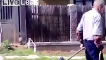 VIDEO Razi de mori! VEZI cum isi cara un mos nevasta moarta de beata cu caruciorul de butelii