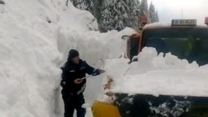 VIDEO. Alertă în zona montană din Dâmbovița. Două avalanșe au surprins utilajele de deszăpezire