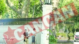 In baia de la palatul lui Gigi Becali canta imnul Champions League