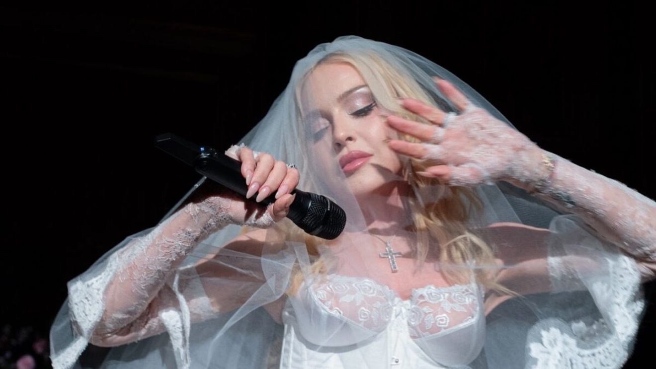 „Like a virgin”, 40 de ani mai târziu – Madonna recreează look-ul de mireasă care a făcut-o celebră
