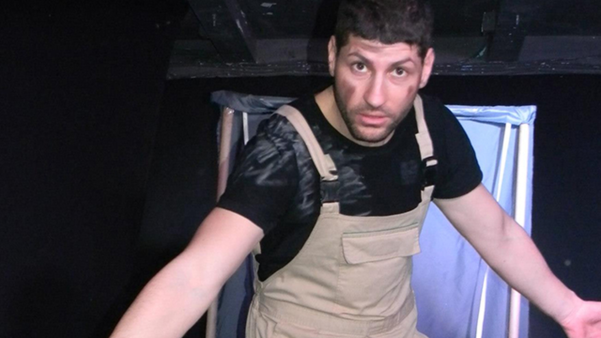 IMAGINI SCANDALOASE! Un actor de la noi, fotografiat in timp ce isi facea nevoile in public! "Ma p*s pe ea!"