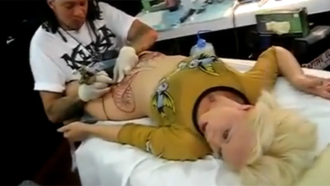 VIDEO Reactia BIZARA a acestei femei cand e tatuata in zona intima! Oare la ce se gandeste cand face ASTA?