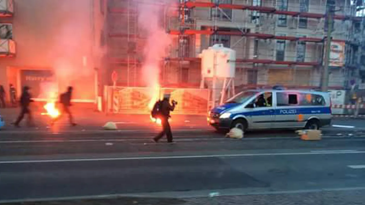 Imagini primite de la cititorii CANCAN.ro! Proteste violente in Frankfurt, anarhistii s-au luat la bataie cu politia