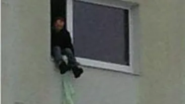 Cel mai nebun bărbat pe care l-ai văzut! Încuiat în casă, a încercat să coboare pe cearceafuri de la etajul 8! Vezi deznodământul!