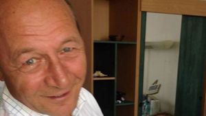 Prima fotografie cu fiica Elenei Basescu! Presedintele Romaniei a lacrimat cand a tinut-o in brate! Vezi cat de fericiti sunt