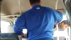 Scene incredibile într-un maxi-taxi! Un şofer a luat la bătaie un pasager