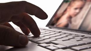 Un bărbat din Cluj a fost arestat pentru că a întreţinut relaţii sexuale cu o minoră, cu acordul mamei acesteia