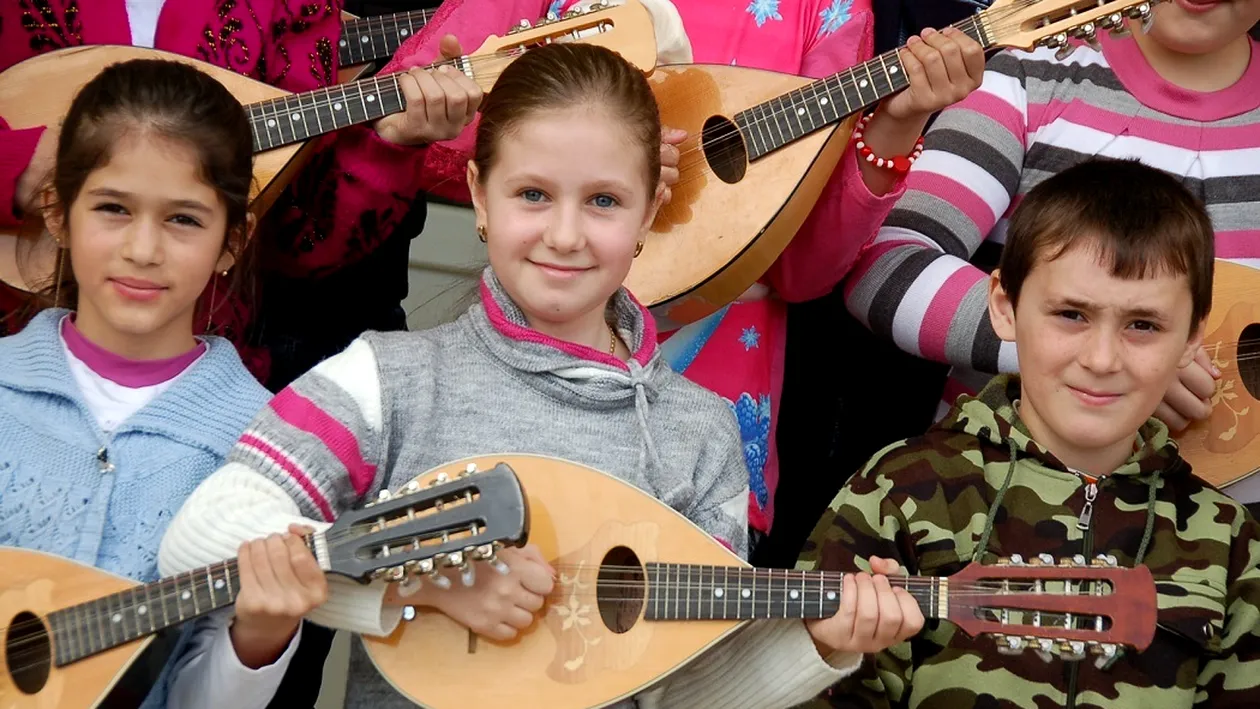 A învăţat generaţii întregi să cânte la mandolină. ”Fabrica de trubaduri” de pe malul Dunării