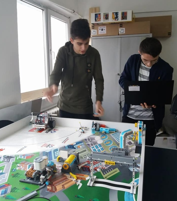 Roboţii creaţi de elevi participă la numeroase concursuri
