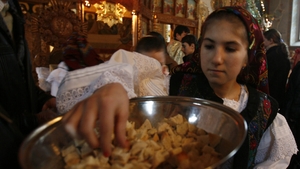 De ce luăm Sfintele Paști în noaptea de Înviere de la biserică. Ce simbolizează și cum diferă de anafură