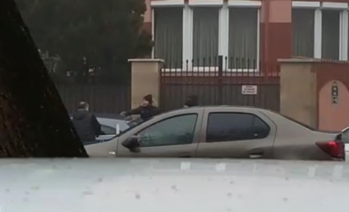 Fiii lui Vasile Turcu l-au apostrofat serios pe bărbatul care a parcat în apropierea casei lor