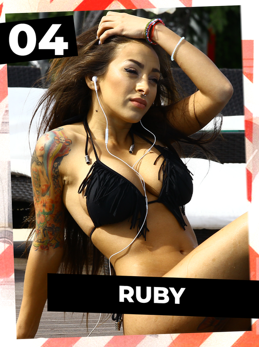 TOP sexy-vedete care s-au întrecut în piercinguri! Cine ia potul? Ruby, Delia, Cruduța…