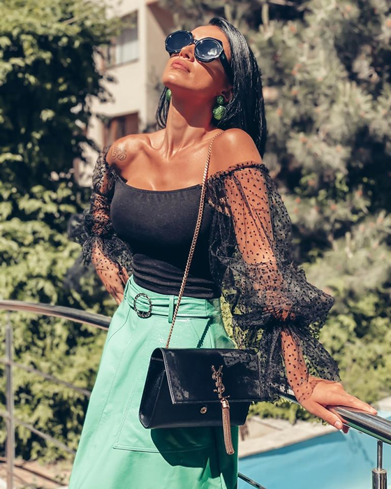 Adelina Pestrițu a cedat în fața criticilor dure făcute de un internaut! Reacția vedetei nu a trecut neobservată de unii dintre fani