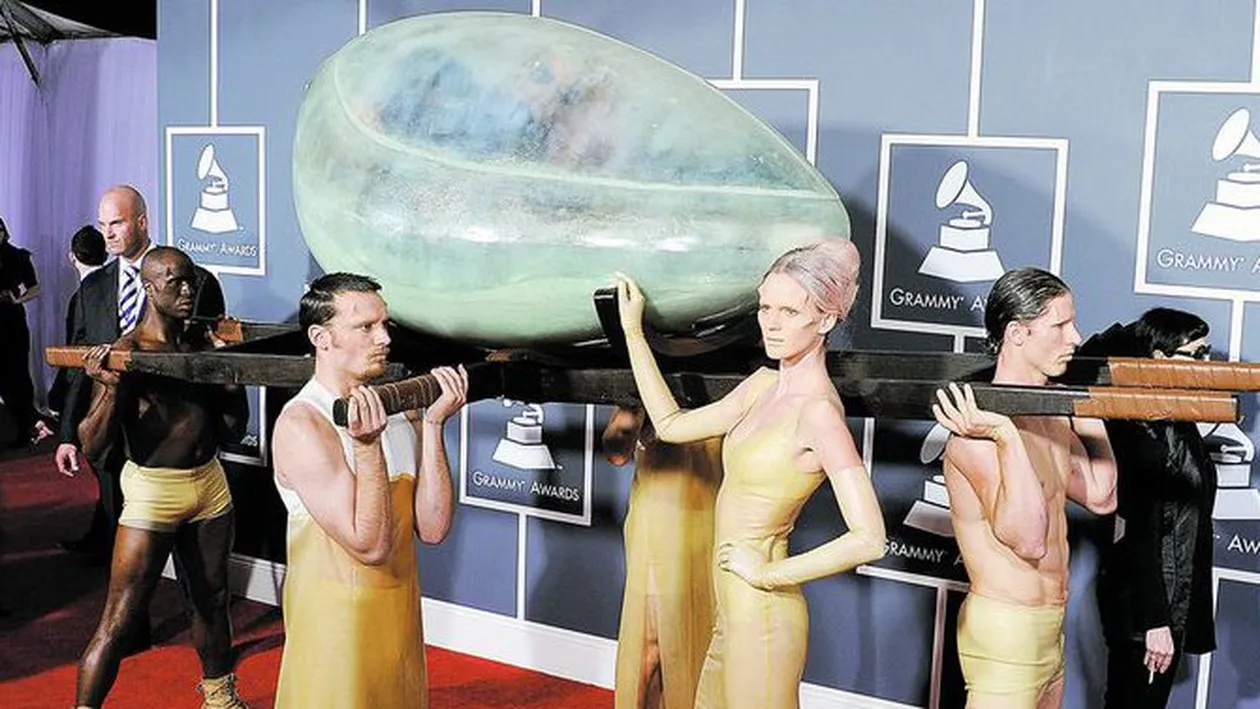 Una s-a blocat in ou... ...alta a cazut pe scena