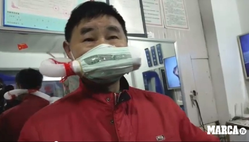 Noua modă, în plină pandemie! Un frizer din Wuhan a creat o „mască” dintr-o sticlă de plastic și din hârtie igienică