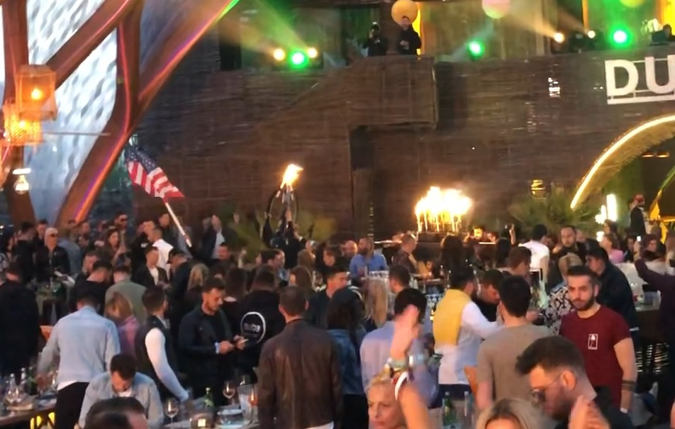 Au curs râuri de șampanie scumpă în Loft