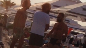"Man in red", asa cum nu l-ati mai vazut niciodata! Excentricul desinger a devenit... banal Uite cum s-a costumat la plaja!
