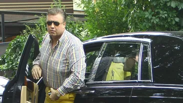 Asta e noua moda in lumea buna a Capitalei! Cel mai excentric milionar de la noi si-a asortat tinuta la... bricheta