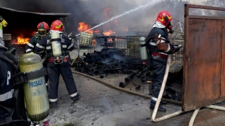 VIDEO. Incendiu puternic în Râmnicu Vâlcea. Locuitorii, sfătuiți să stea în case și să țină ferestrele închise!