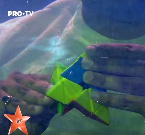 Încă un număr de senzație la Românii au talent: a intrat în bazin și a rezolvat sub apă 10… VIDEO