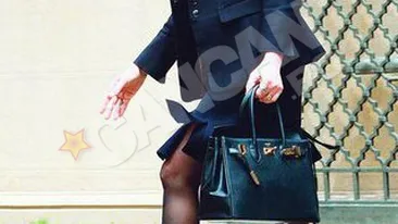 Angela a iesit, in sfarsit, din casa