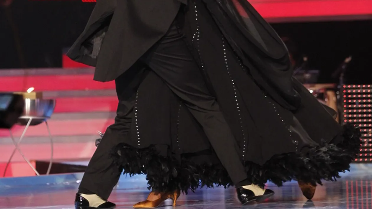 Bianca presteaza la Dansez imbracata in haine create de ea! A chetuit 2.500 de lei pe rochia de vals!