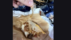 O femeie din Cluj Napoca și-a comandat un burrito și a trăit un șoc! Ce a găsit în el: “Era să mănânc otravă”