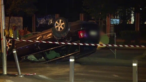 Accident în Capitală! S-a răsturnat cu mașina într-un refugiu de tramvai