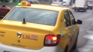 O clientă acuză că un taximetrist i-a luat 200 de lei pe o cursă de 44! Conversaţie halucinantă între cei doi: ”Ne ”ardem” între noi, românii?”