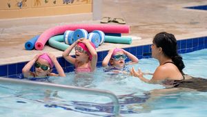 Lecții gratuite de înot pentru copiii din România. Când va începe programul național