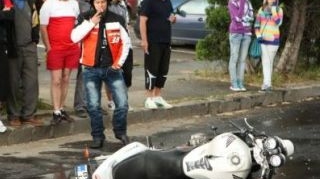 Accident grav in Brasov: trei motociclisti s-au lovit violent de un taxi care le-a taiat calea