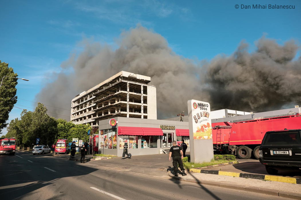 Incendiu devastator la două hale aflate în sudul Bucureştiului, lichidat de zeci de pompieri! A fost emisă o avertizare Ro-Alert