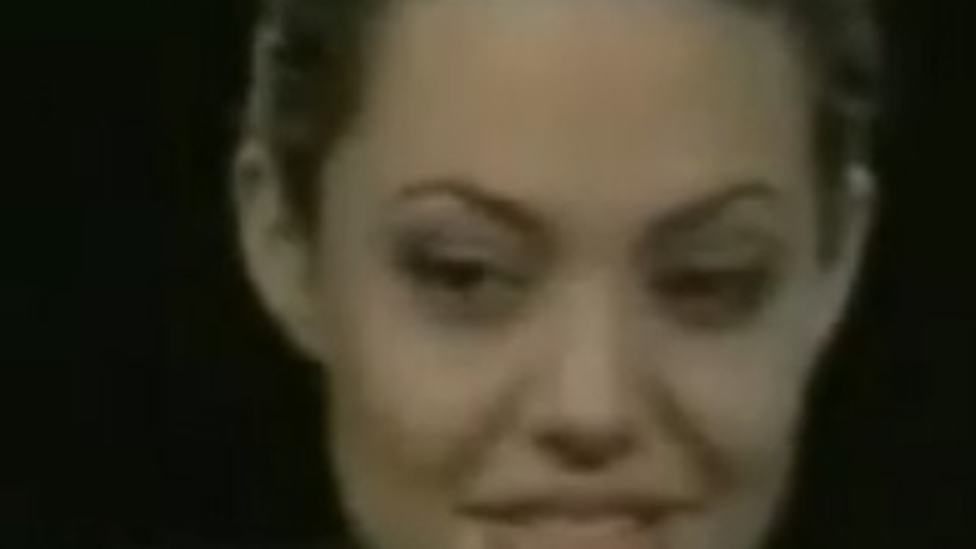 Angelina Jolie drogata in timpul unei emisiuni!