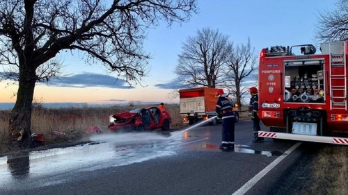 Accident înfiorător în Teleorman, în ziua de Crăciun! Doi tineri au murit după ce au intrat cu mașina într-un copac